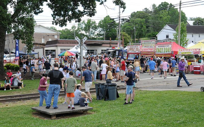 The annual Spring Arts in the Park festival, sponsored by the Blue Ridge Mountains Arts Association, once again filled downtown Blue Ridge during the last weekend in May. This year marked the festival’s 46th annual appearance. A huge selection of arts and crafts along with plenty of tasty food was on hand for visitors to enjoy.