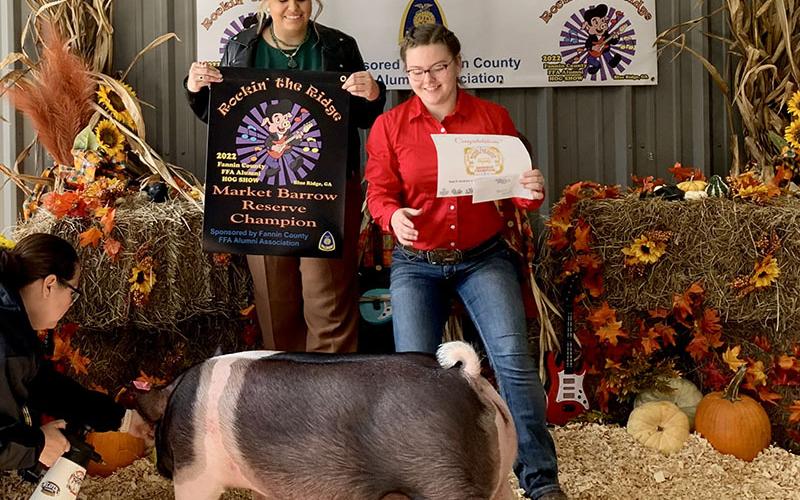 Emmie Thomas captured the prize as Market Barrow Reserve Champion at Rockin’ the Ridge. Livestock judge Cora Beth Key, left, presented her with the award