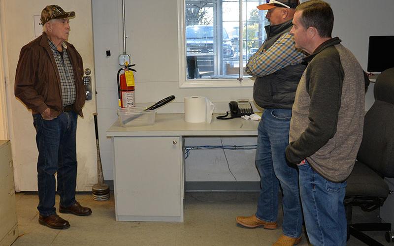 Polk County commissioners James “Mush” Davis, left, and Keith Barker, right, discuss problems at the old county courthouse in Ducktown with county Executive Robby Hatcher.