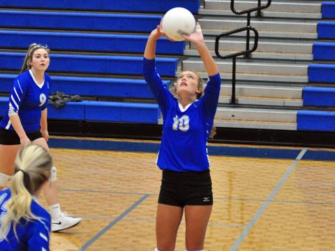 Reagan York Keeps a volley alive in recent action for the Fannin County Lady Rebel volleyball team.