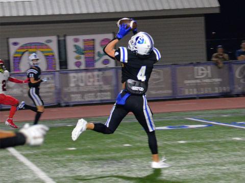 Braden Taylor (#4) hauled in this Lawson Sullivan pass for a touchdown in the Fannin County victory over the Chattooga Indians.
