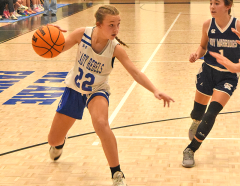 Fannin County Middle School seventh grader Alex Evans (#22) shoots against her White County opponent in the team’s Mountain League championship game December 17. 
