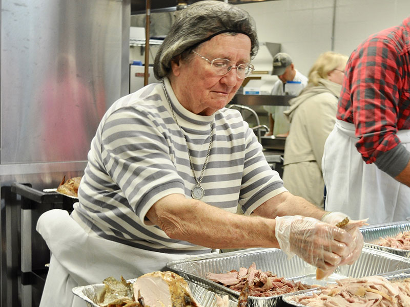 Good Samaritans of Fannin County volunteer Peggy Shaw prepared turkey for the organization’s Community Thanksgiving Open Table event.