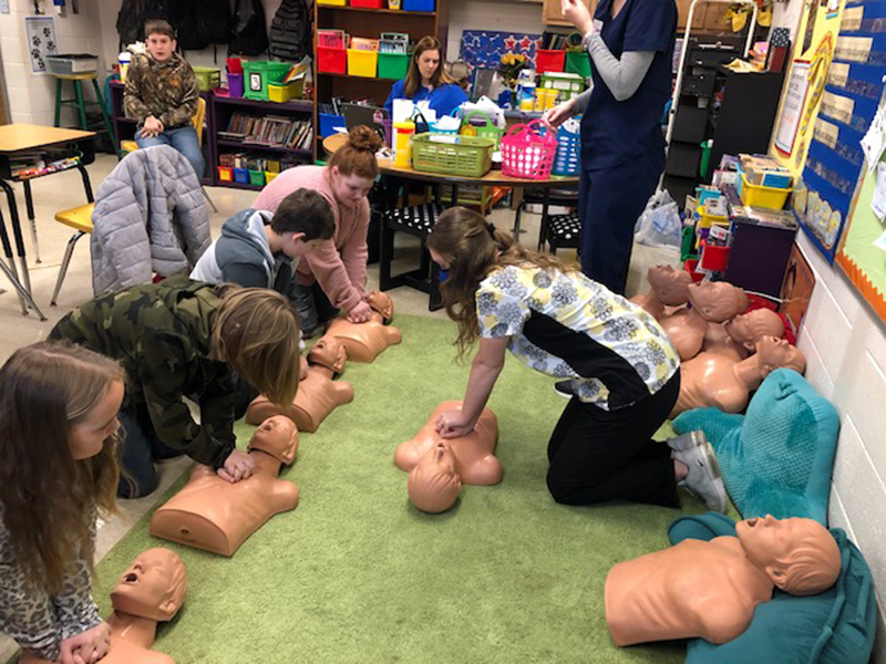 Fannin County High School Essentials of Healthcare student Cassidy Culpepper recently completed the course’s comprehensive assignment by providing a “Basic Healthcare” lesson to students at Blue Ridge Elementary School with her fellow classmates. She is shown teaching “Hands-Only” CPR to the students.